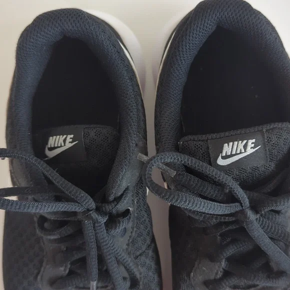 Nike shoes Size 3.5Y - Picture 4 of 9